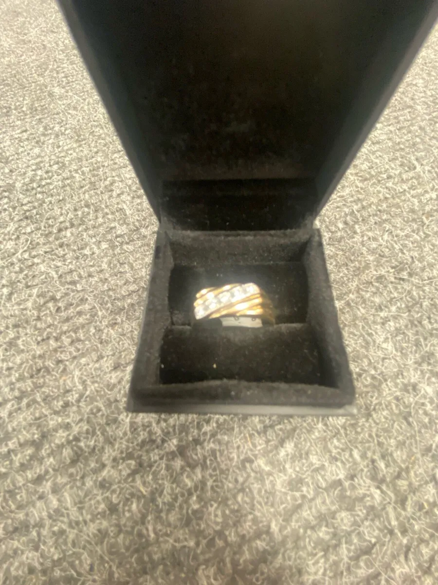 9ct Gold Ring w/ Diamonds 9k - Image 3
