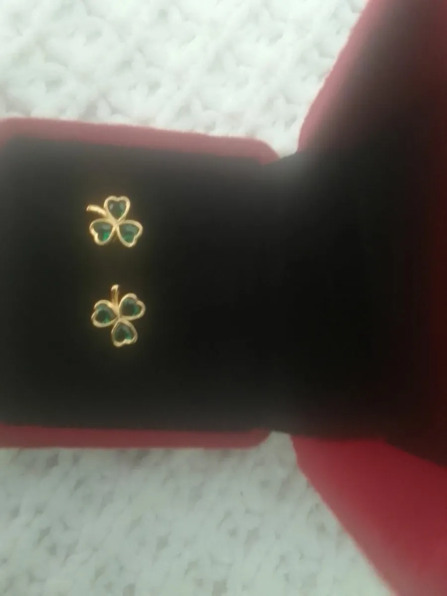 STG SILVER EMERALD CRYSTAL SHAMROCK STUD EARRINGS - Image 2