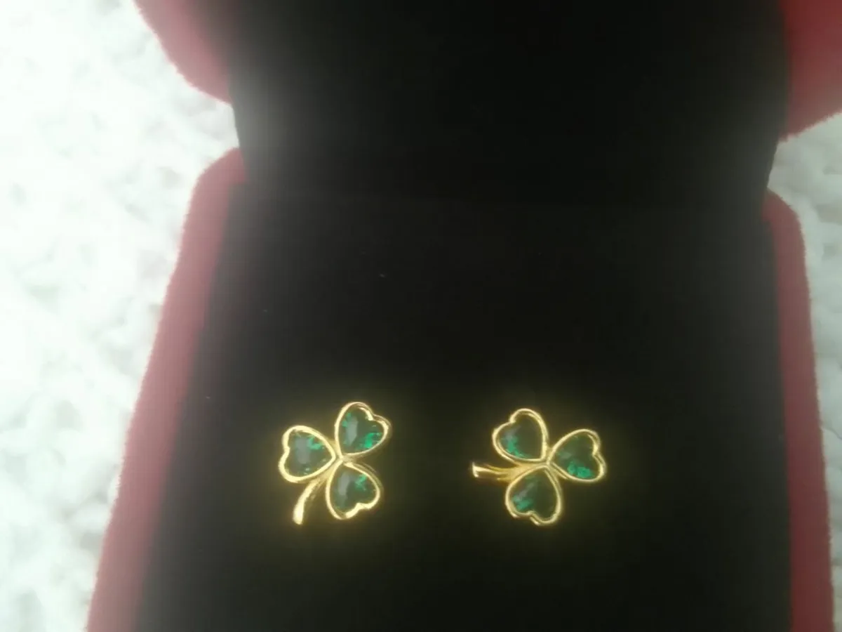 STG SILVER EMERALD CRYSTAL SHAMROCK STUD EARRINGS - Image 1