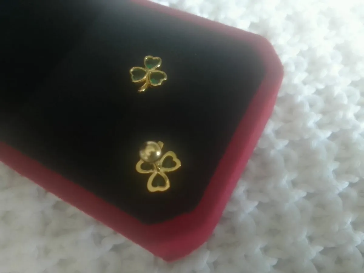 STG SILVER EMERALD CRYSTAL SHAMROCK STUD EARRINGS - Image 3