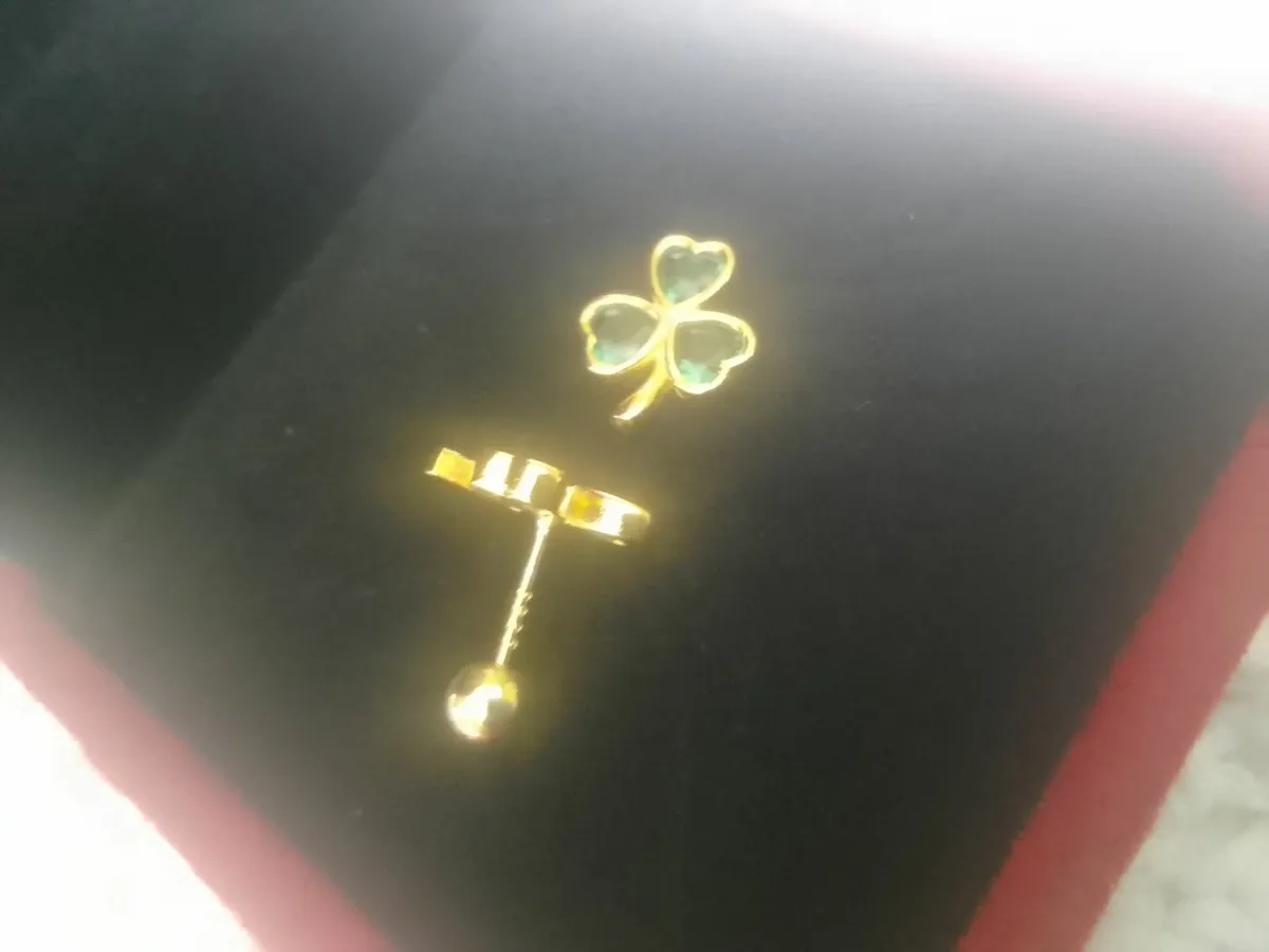 STG SILVER EMERALD CRYSTAL SHAMROCK STUD EARRINGS - Image 4