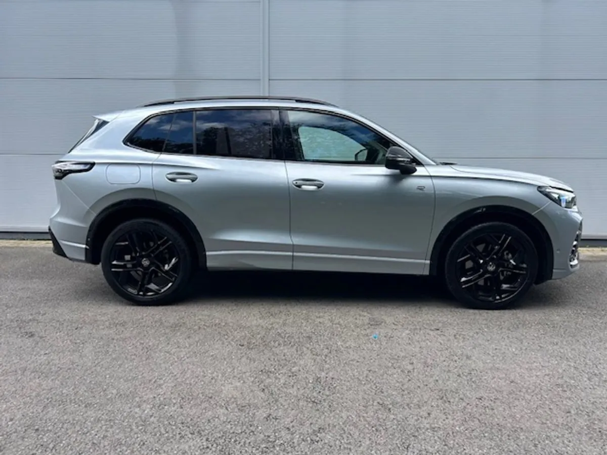 Volkswagen Tiguan Tiguan R-line Black Edition 2.0 - Image 2