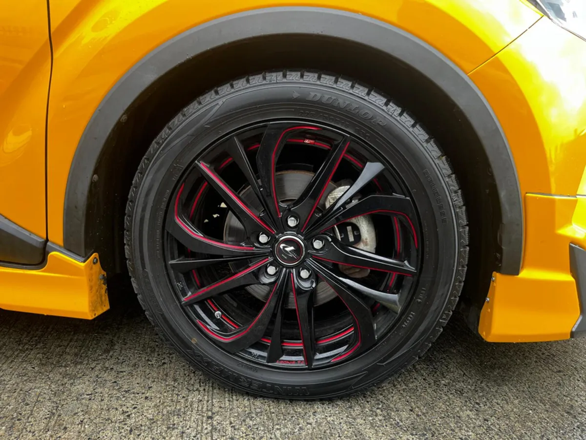 Toyota C-HR Toyota CHR G-model 1.8 self charging H - Image 4