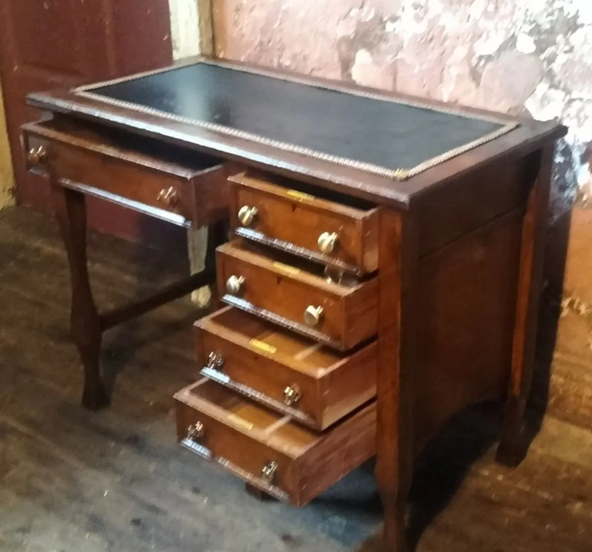 Arts & Crafts oak Desk - Image 2