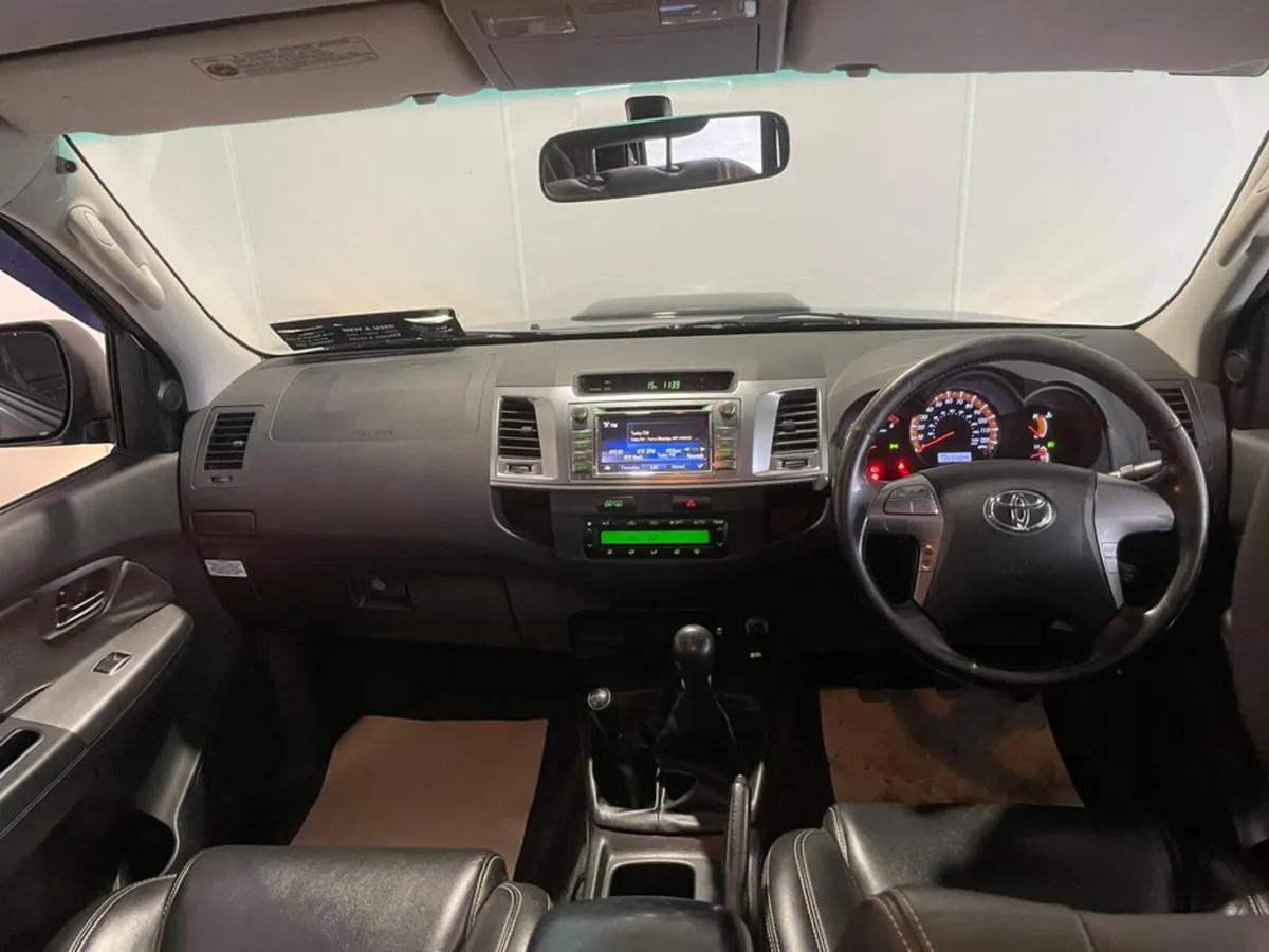 Toyota Hilux 3.0 D-4D D/CAB INVINCIBLE 4DR D/C - Image 4