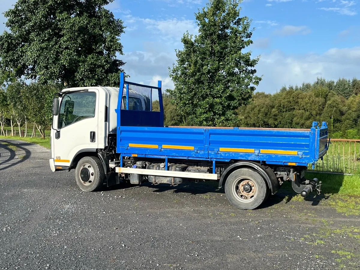 Isuzu NPR 7.5ton tipper truck - Image 2