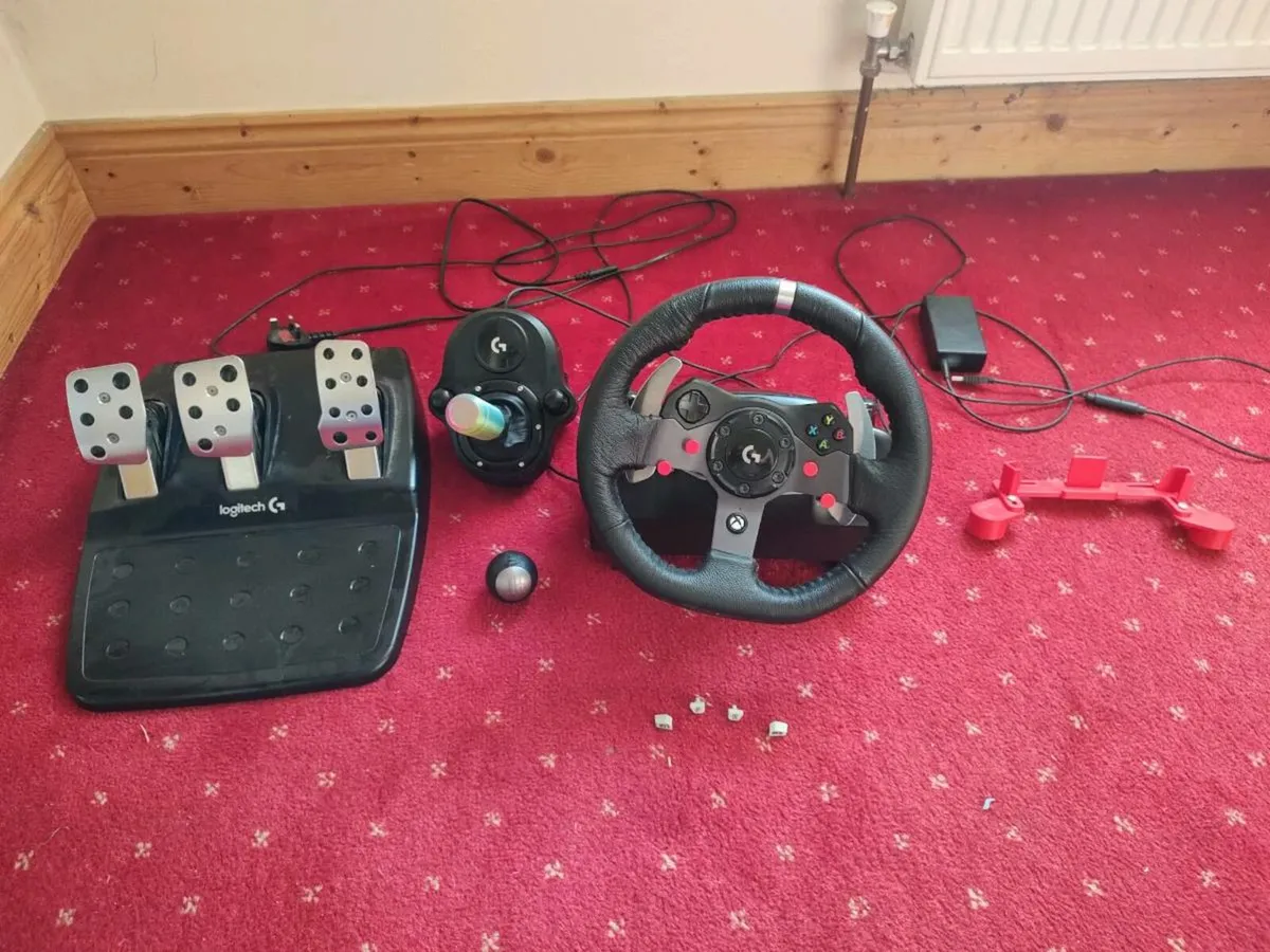 Logitech G920 steering wheel + extras - Image 1