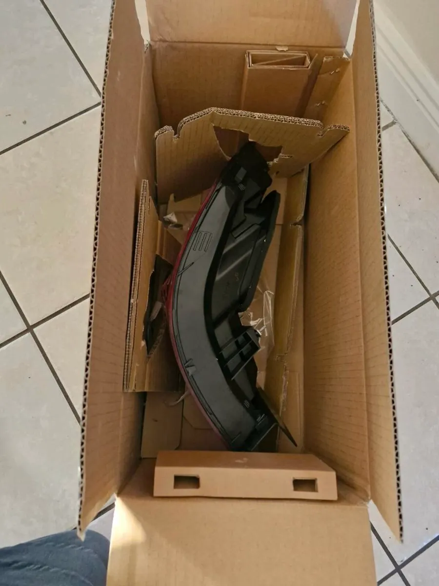 Rear light for E class Mercedes - NEW - Image 2