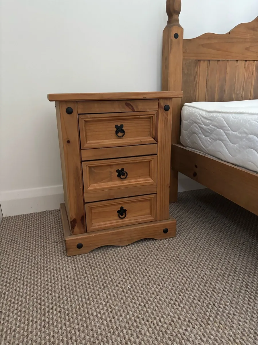 Kingsize bed, bedside lockers and chest of drawers - Image 2