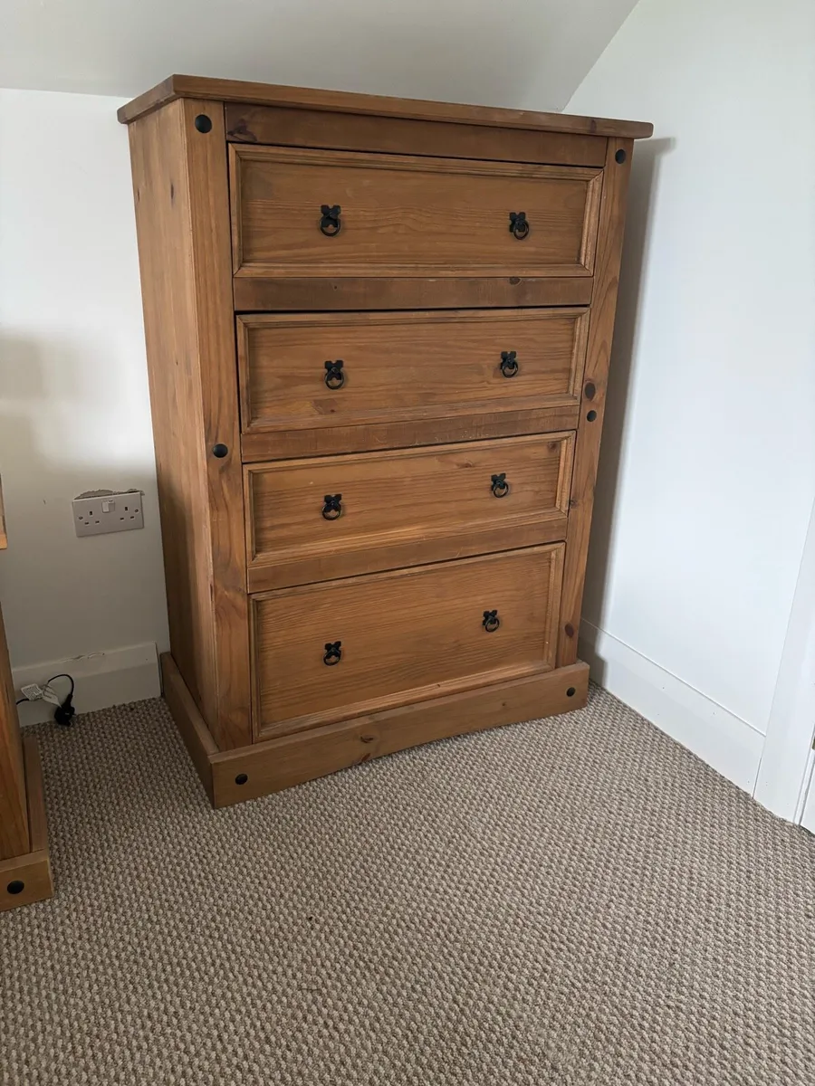 Kingsize bed, bedside lockers and chest of drawers - Image 3
