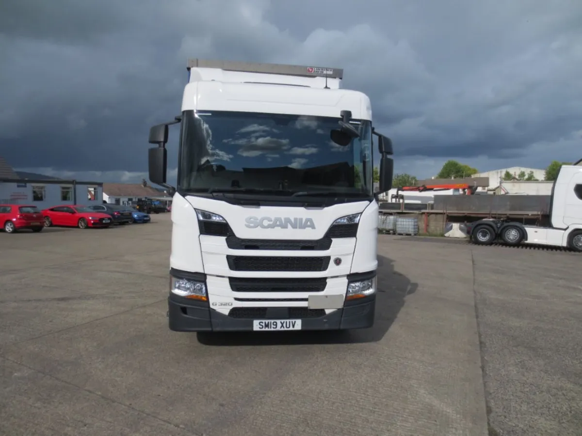 2019 Scania G320 6x2 Curtainsider - Image 2