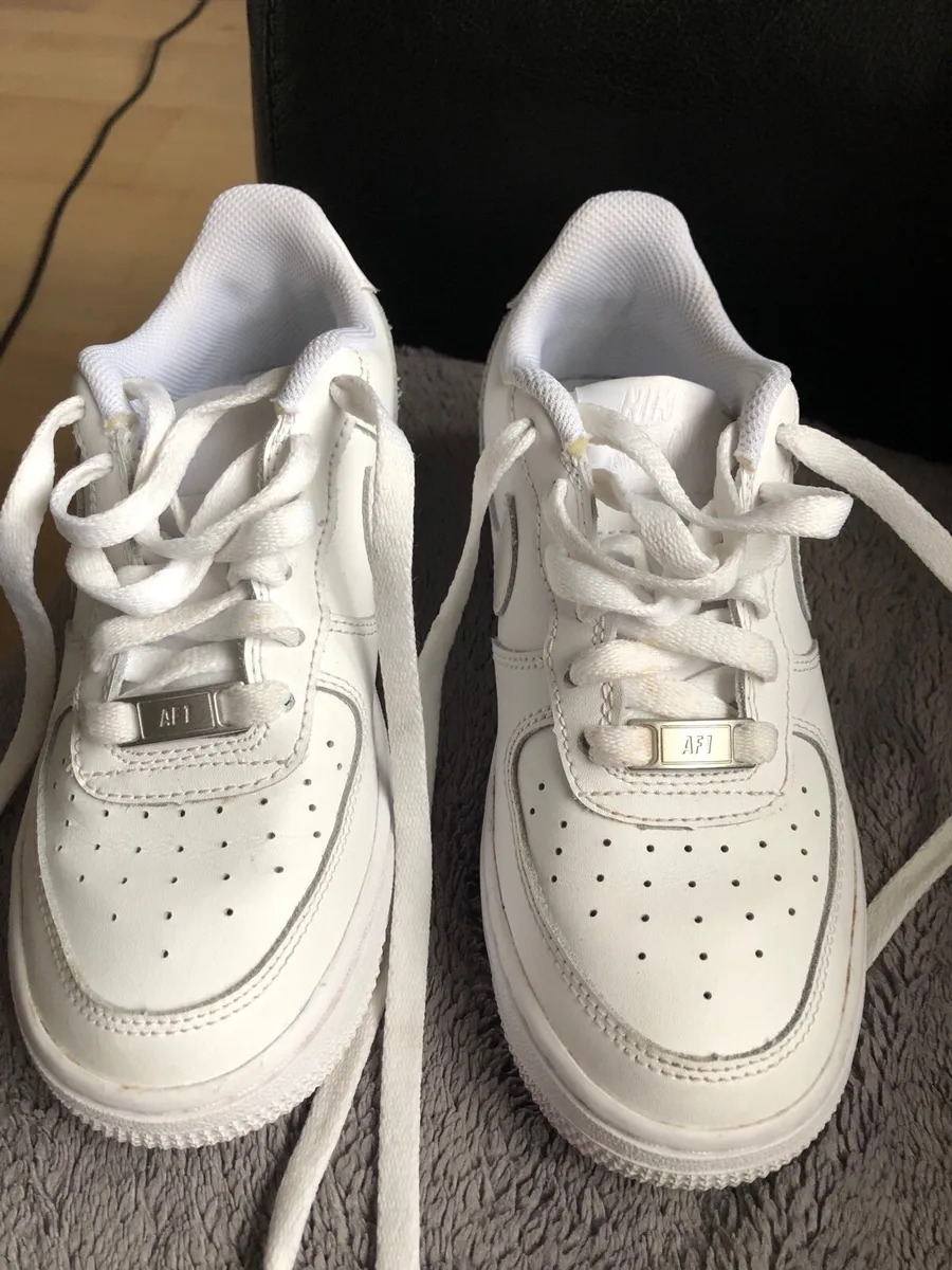 Boys / Girls Nike airmax trainers size 2 €40 - Image 1