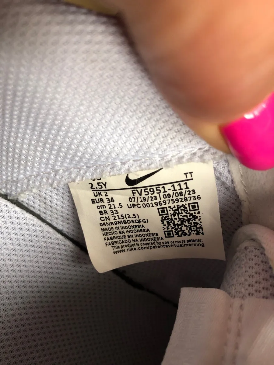 Boys / Girls Nike airmax trainers size 2 €40 - Image 3