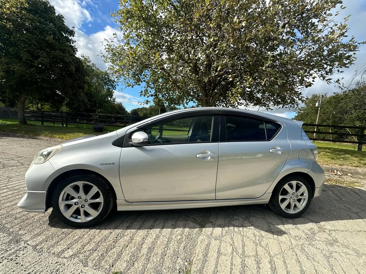 2012 TOYTA AQUA HYBRID - Image 2