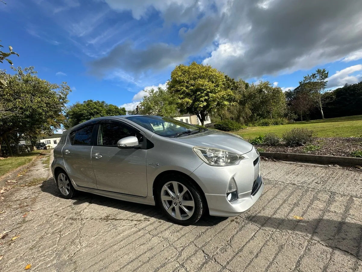 2012 TOYTA AQUA HYBRID - Image 3