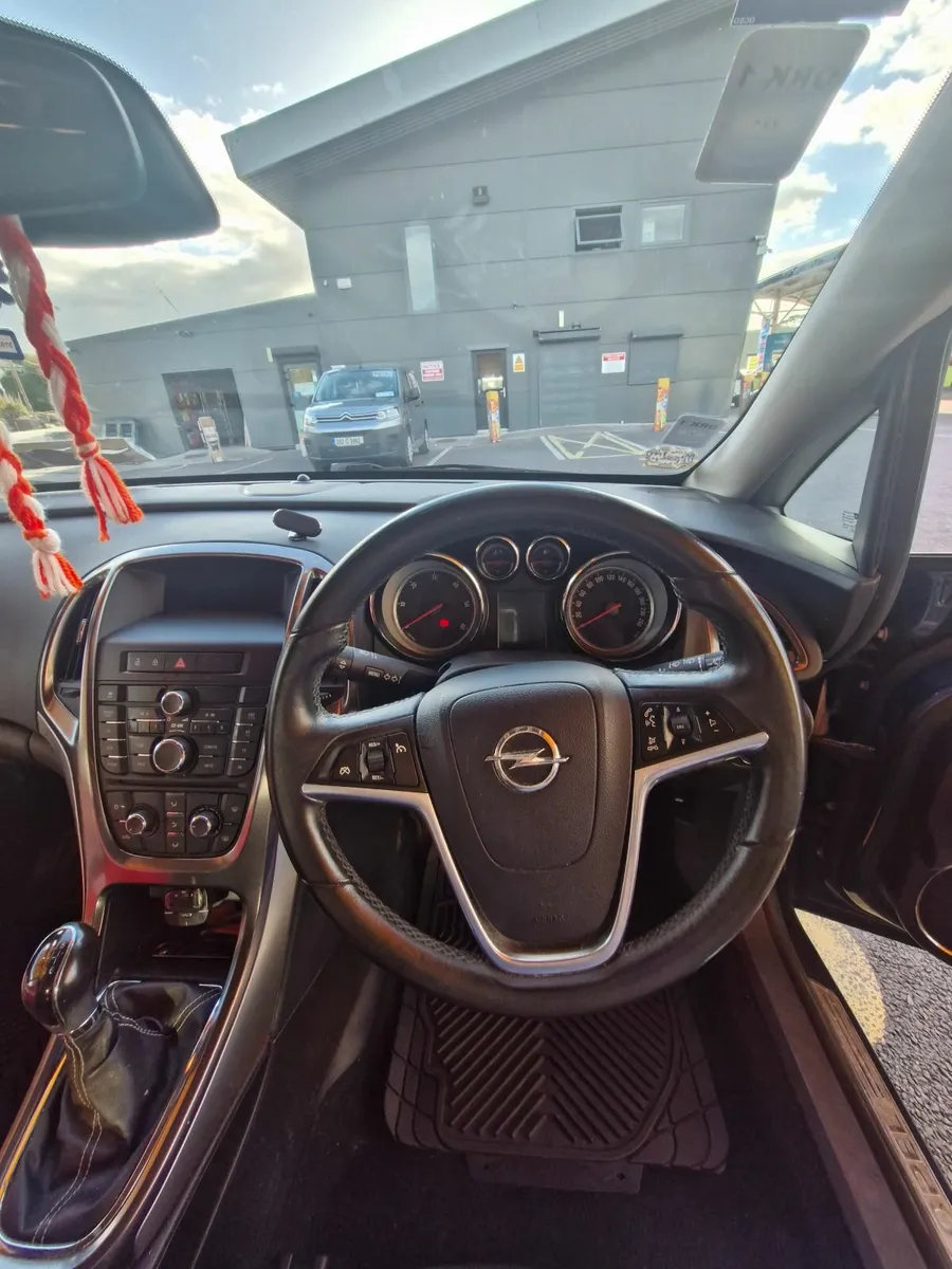 Opel Astra 2011 - Image 1