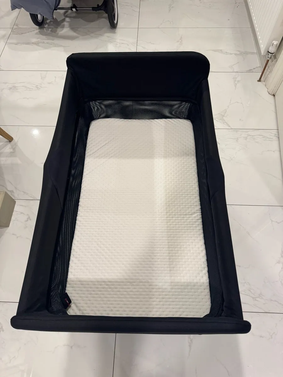 Bugaboo Stardust Black Travel Cot - Image 2