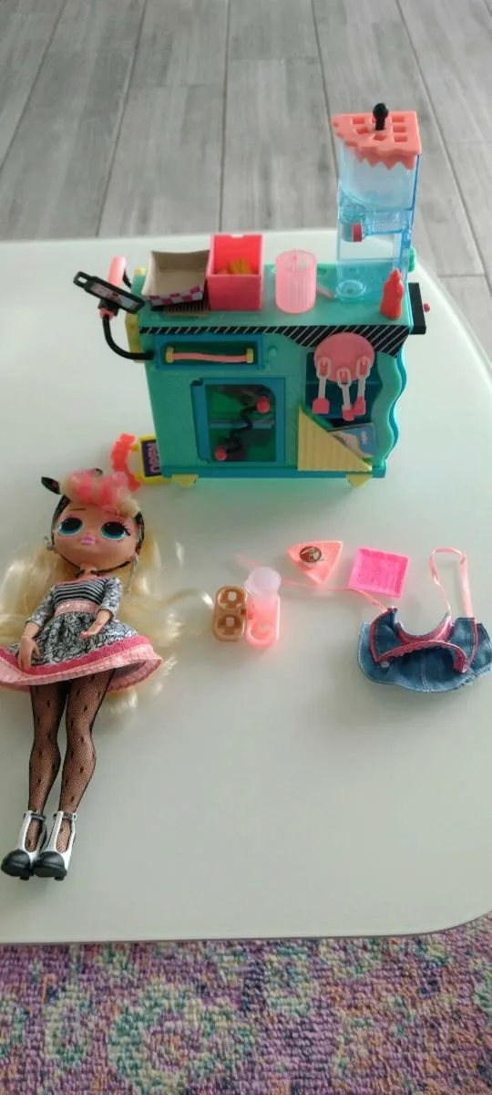 Lol dolls and omg dolls with accessories - Image 2