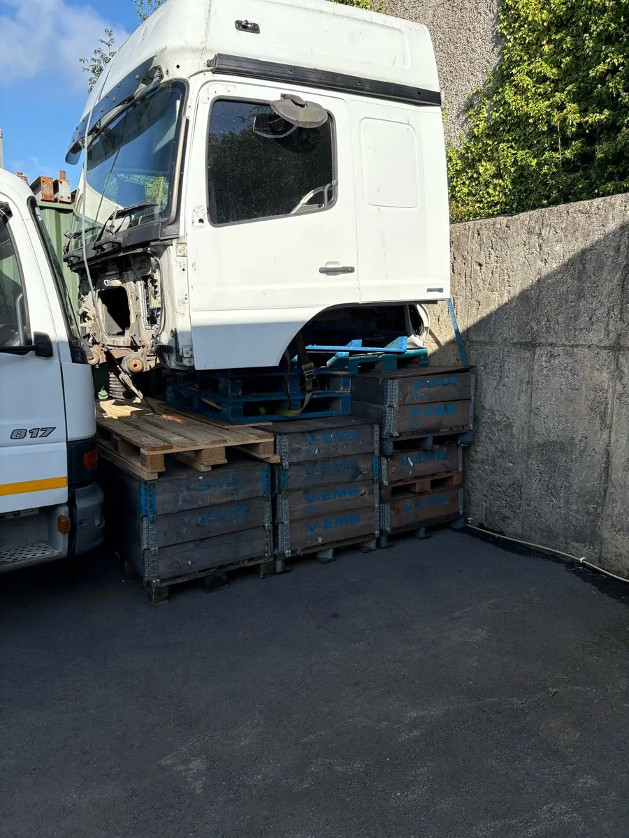 Mercedes axor 1824 Atego 817 for breaking - Image 4