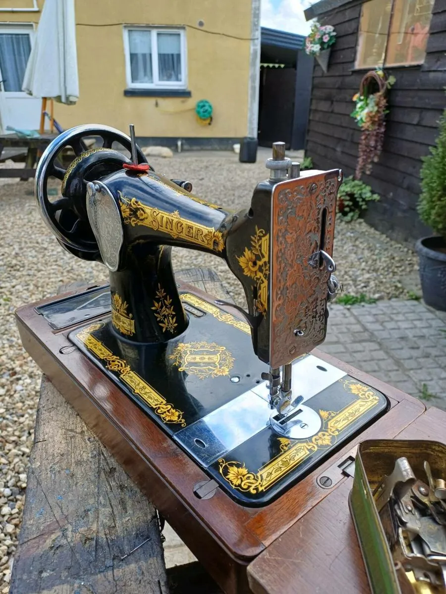 1940 Singer Sewing Machine - Image 2
