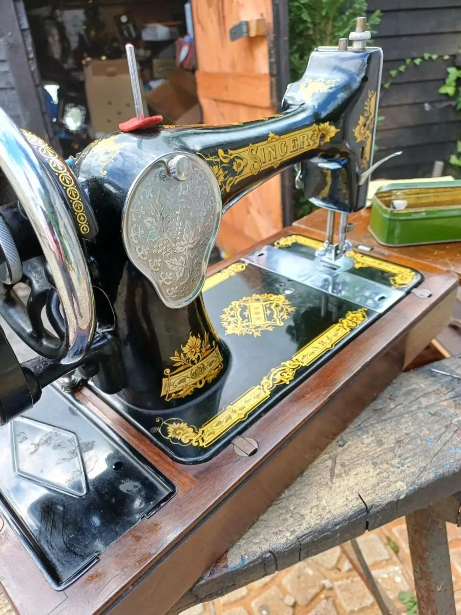 1940 Singer Sewing Machine - Image 3
