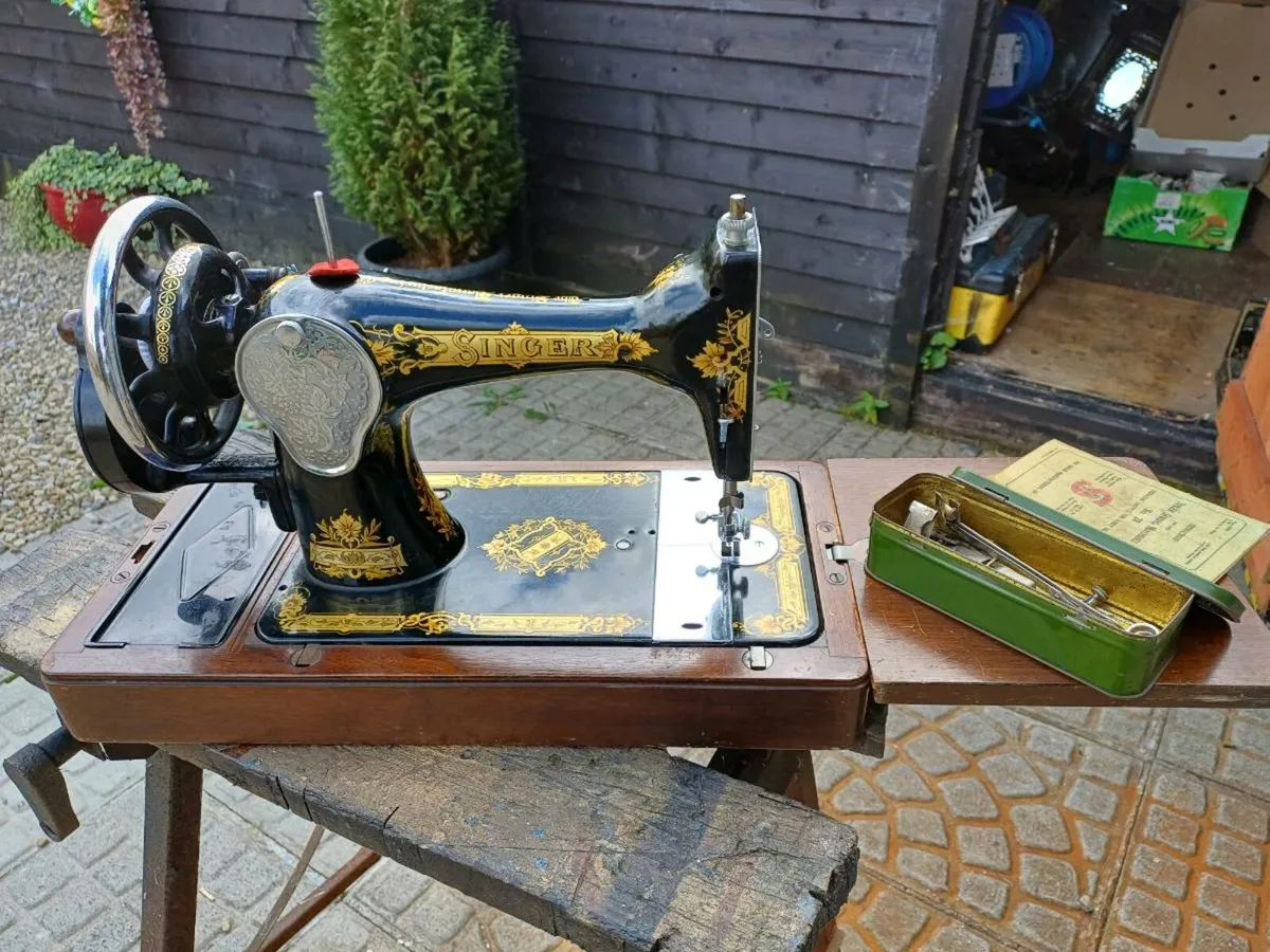 1940 Singer Sewing Machine - Image 4