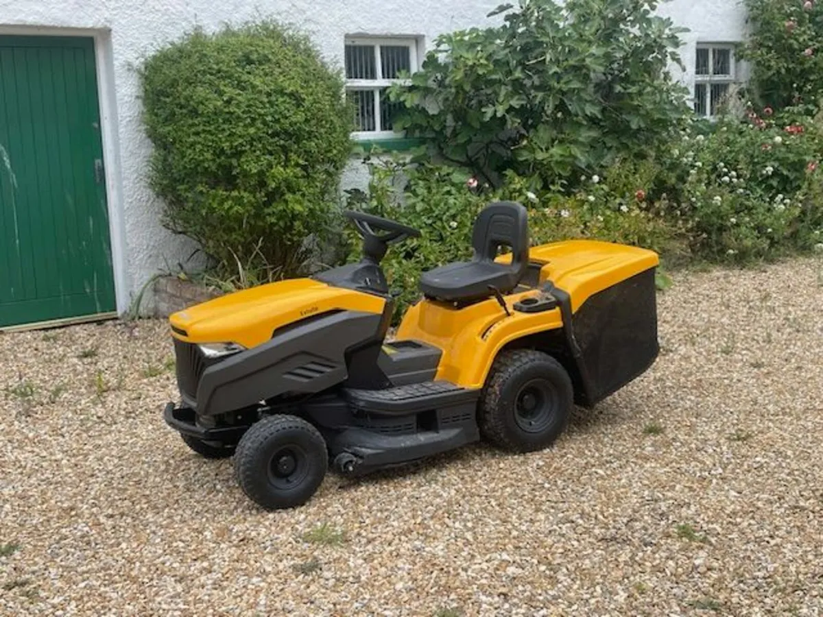 Ride on lawnmower - Image 1