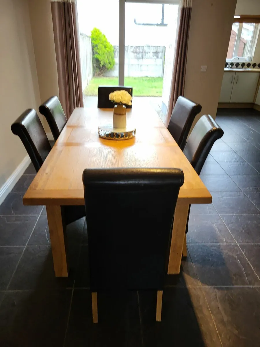Table and chairs - Image 2