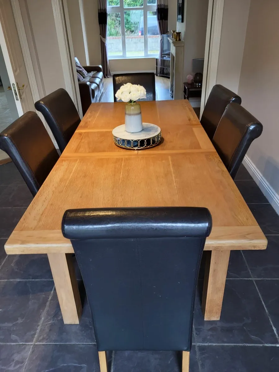 Table and chairs - Image 1