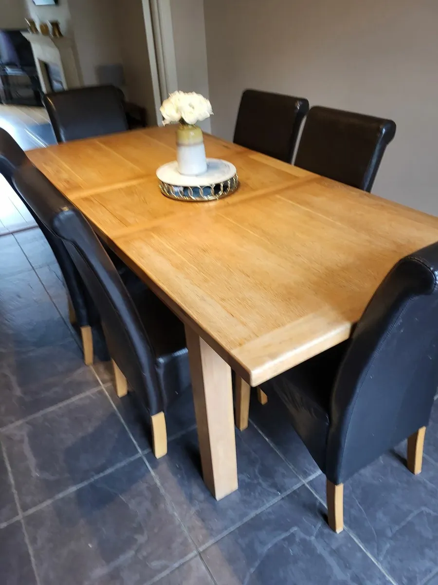 Table and chairs - Image 3