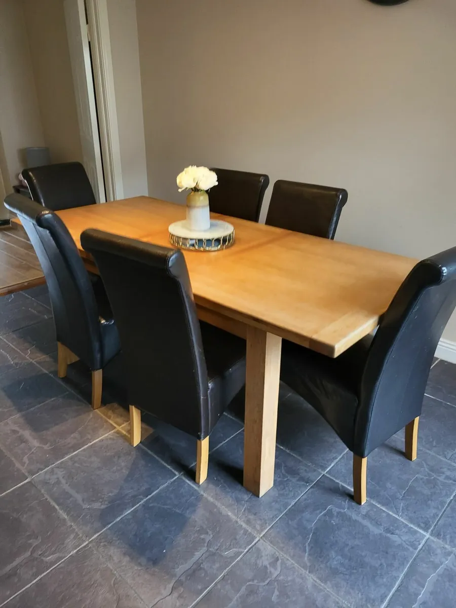 Table and chairs - Image 4