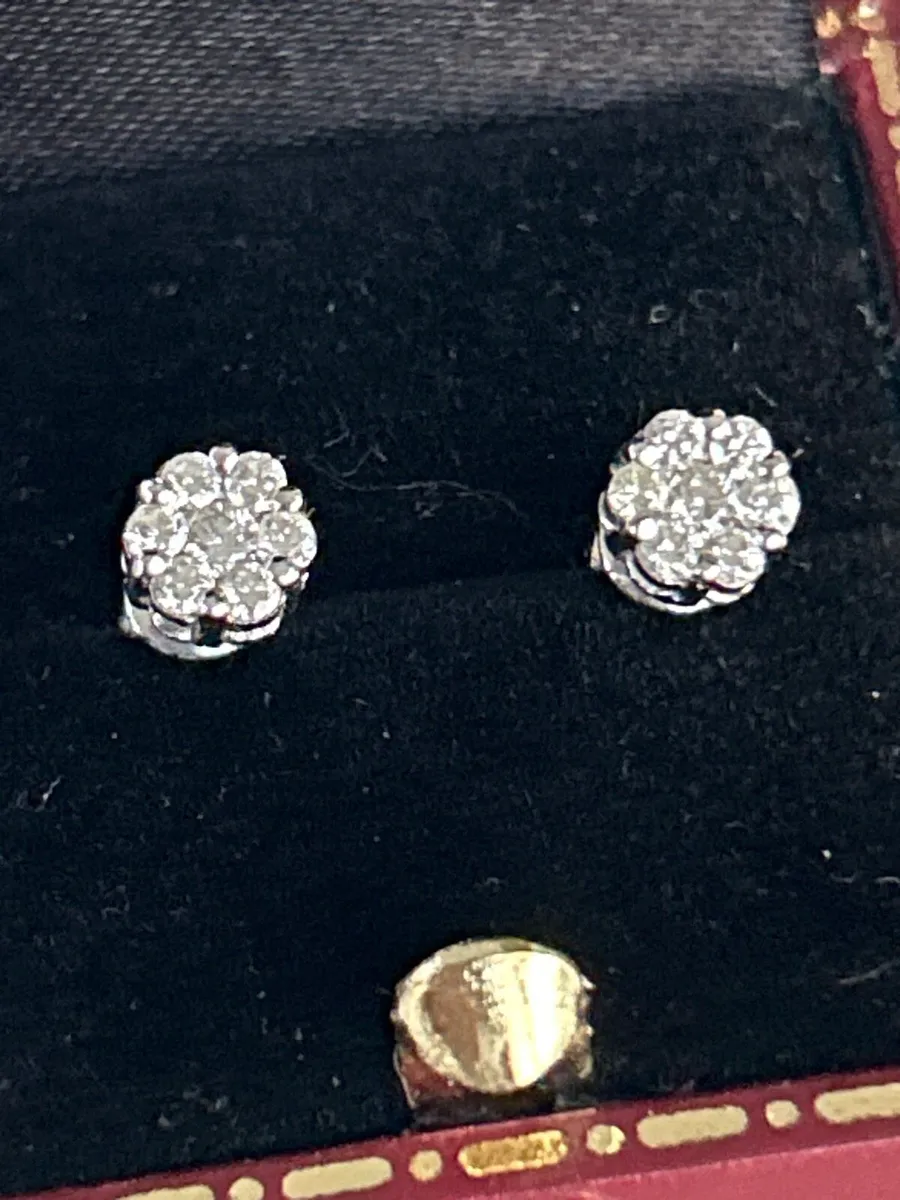 18 Carat White diamond cluster earrings - Image 1