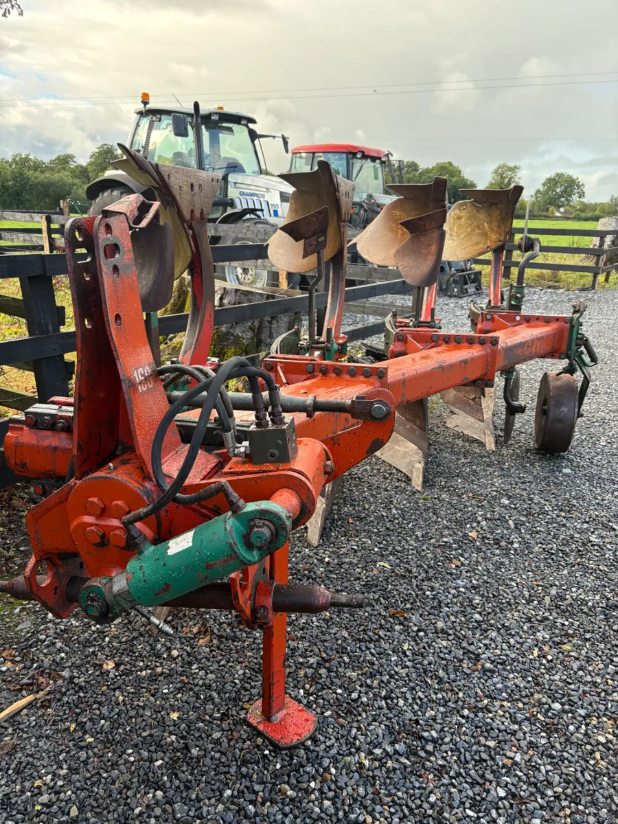 Kverneland plough - Image 1