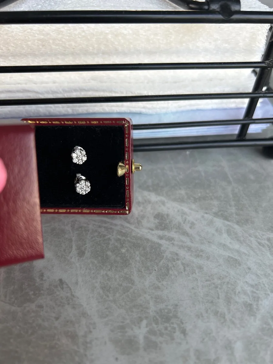 18 Carat White diamond cluster earrings - Image 2