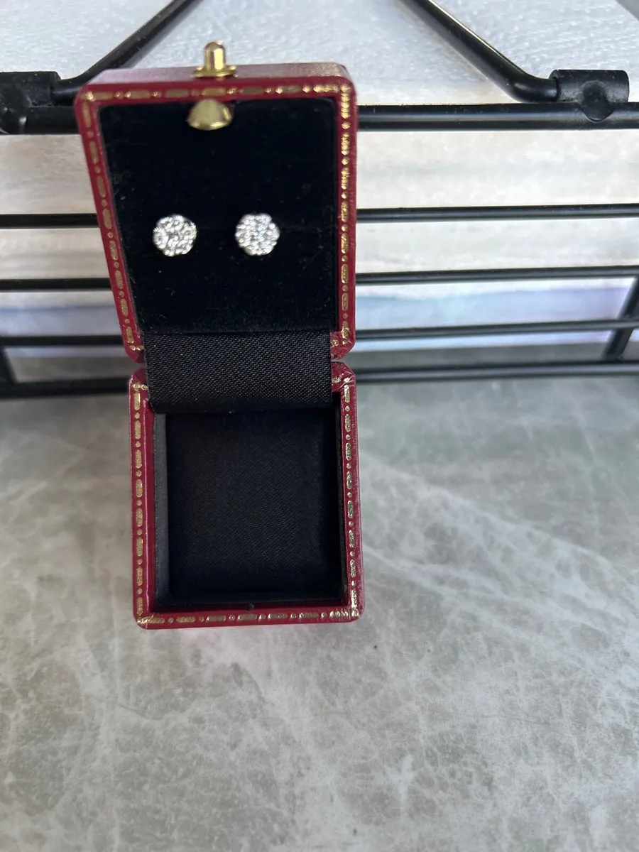 18 Carat White diamond cluster earrings - Image 3
