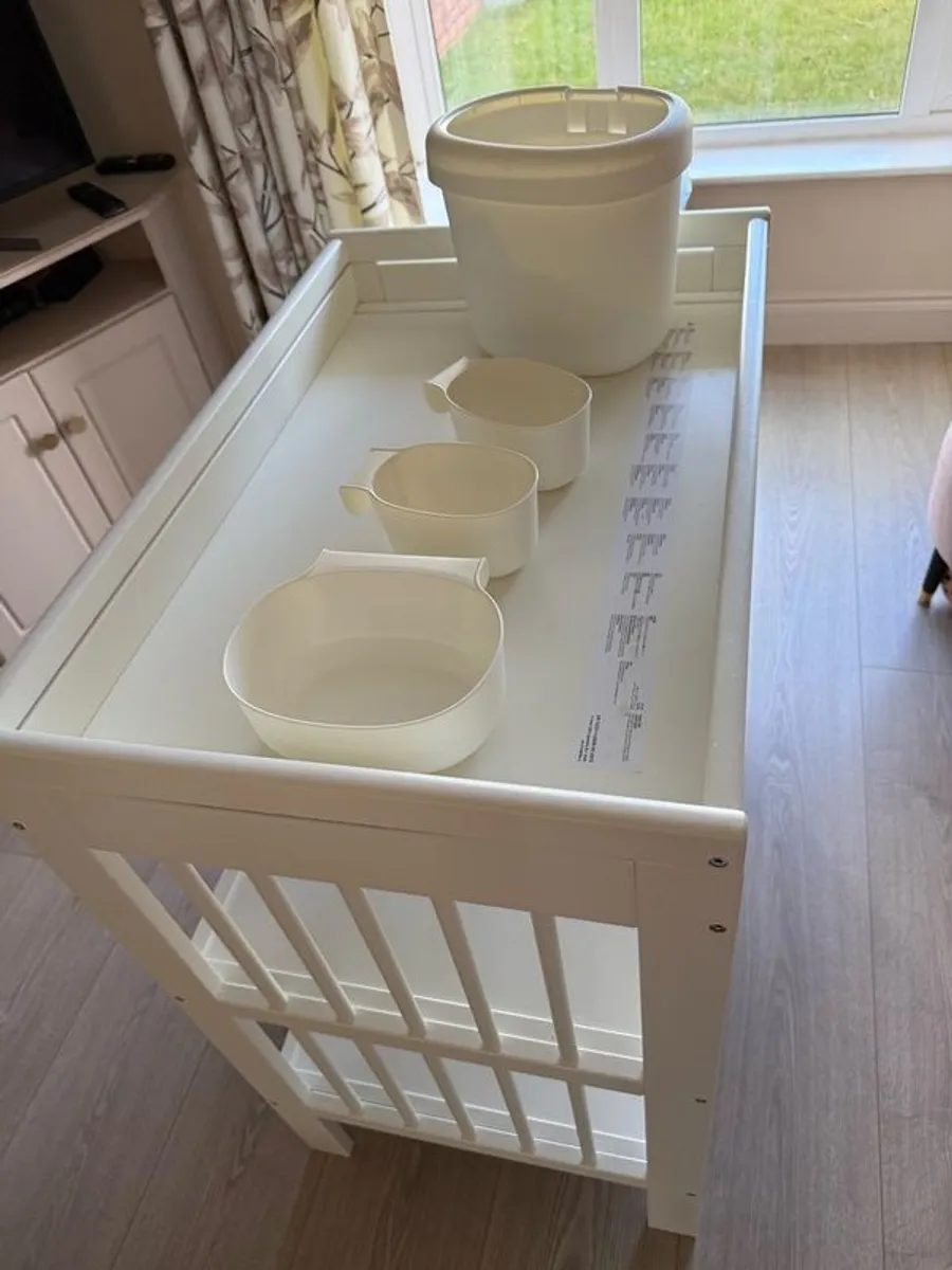 IKEA Gulliver Changing Table and Hanging Baskets - Image 3