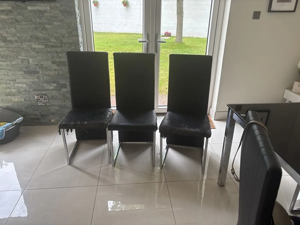 Six dining room chairs. - Image 1