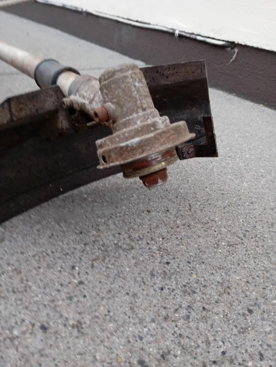 Grass Strimmer for Parts or Repair - Image 4