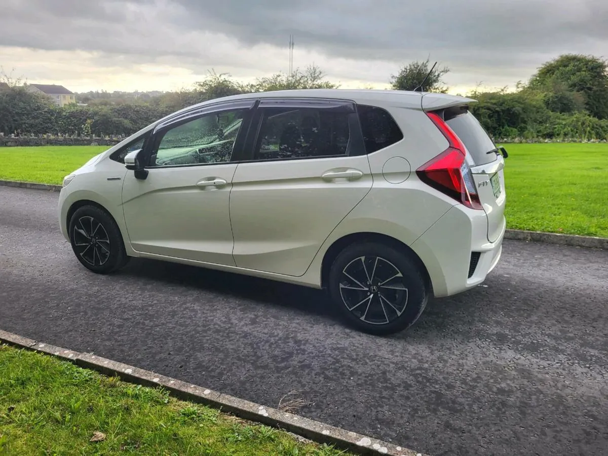 HONDA FIT  AUTOMATIC   HYBRID - Image 4