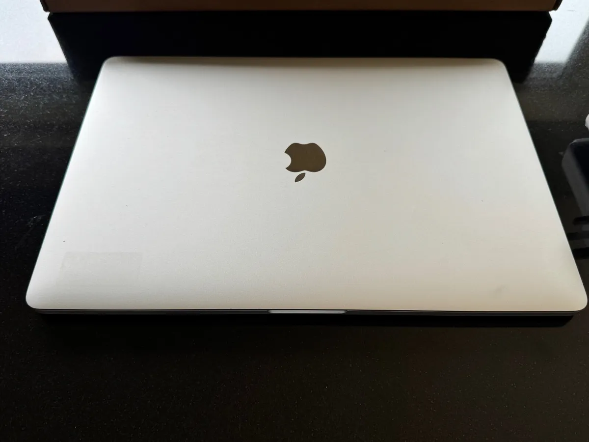 Apple MacBook Pro 15.4" TouchBar -500GB SSD, 16GB - Image 3