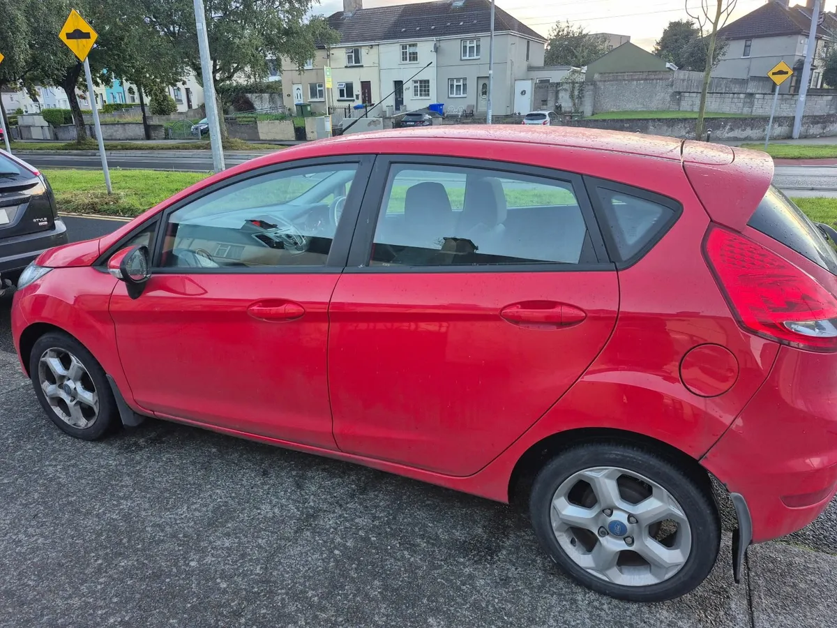 Ford Fiesta 2011 - Image 2