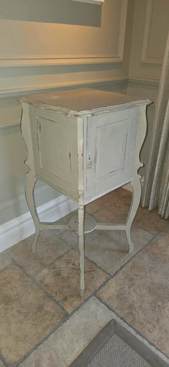 French Provincial style cabinet - Image 2