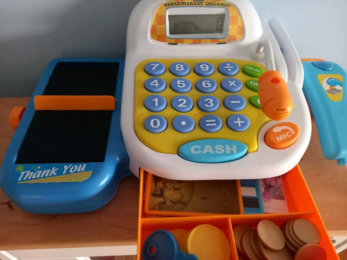 Cash register with money - Image 2