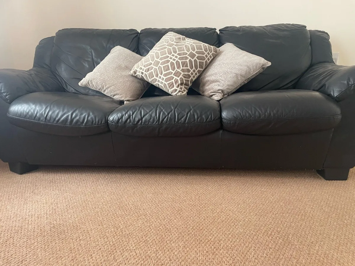 Leather style settee and 2 armchairs - Image 1