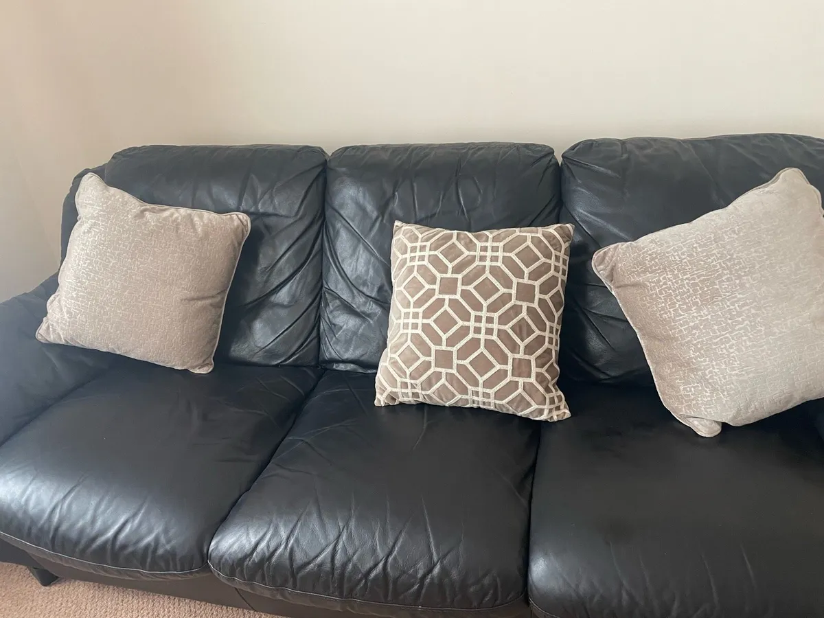 Leather style settee and 2 armchairs - Image 2