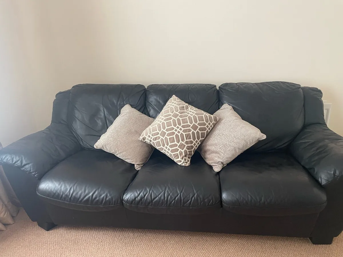 Leather style settee and 2 armchairs - Image 3