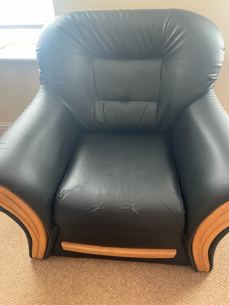 Leather style settee and 2 armchairs - Image 4
