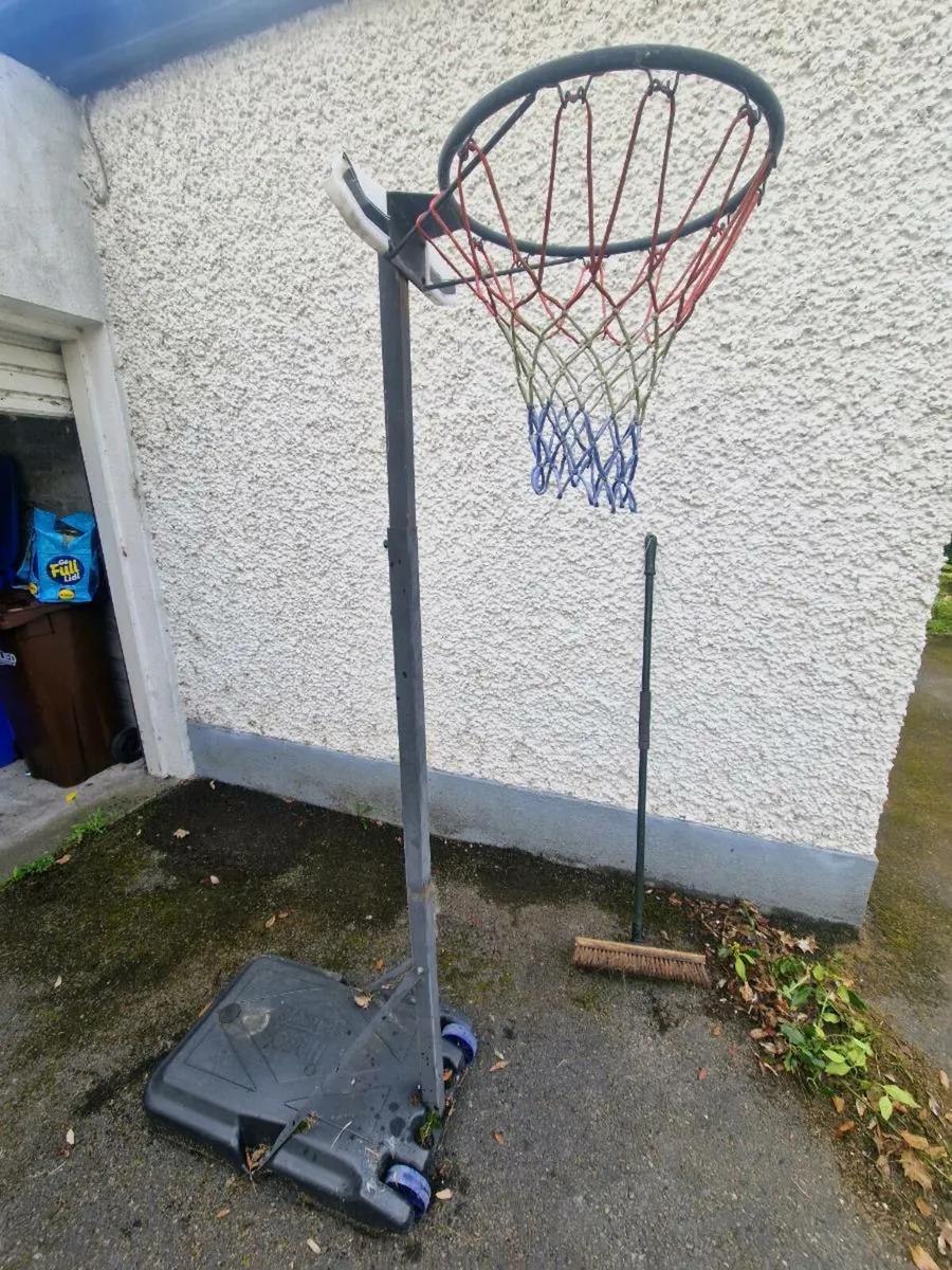 Basketball hoop & stand - Image 1