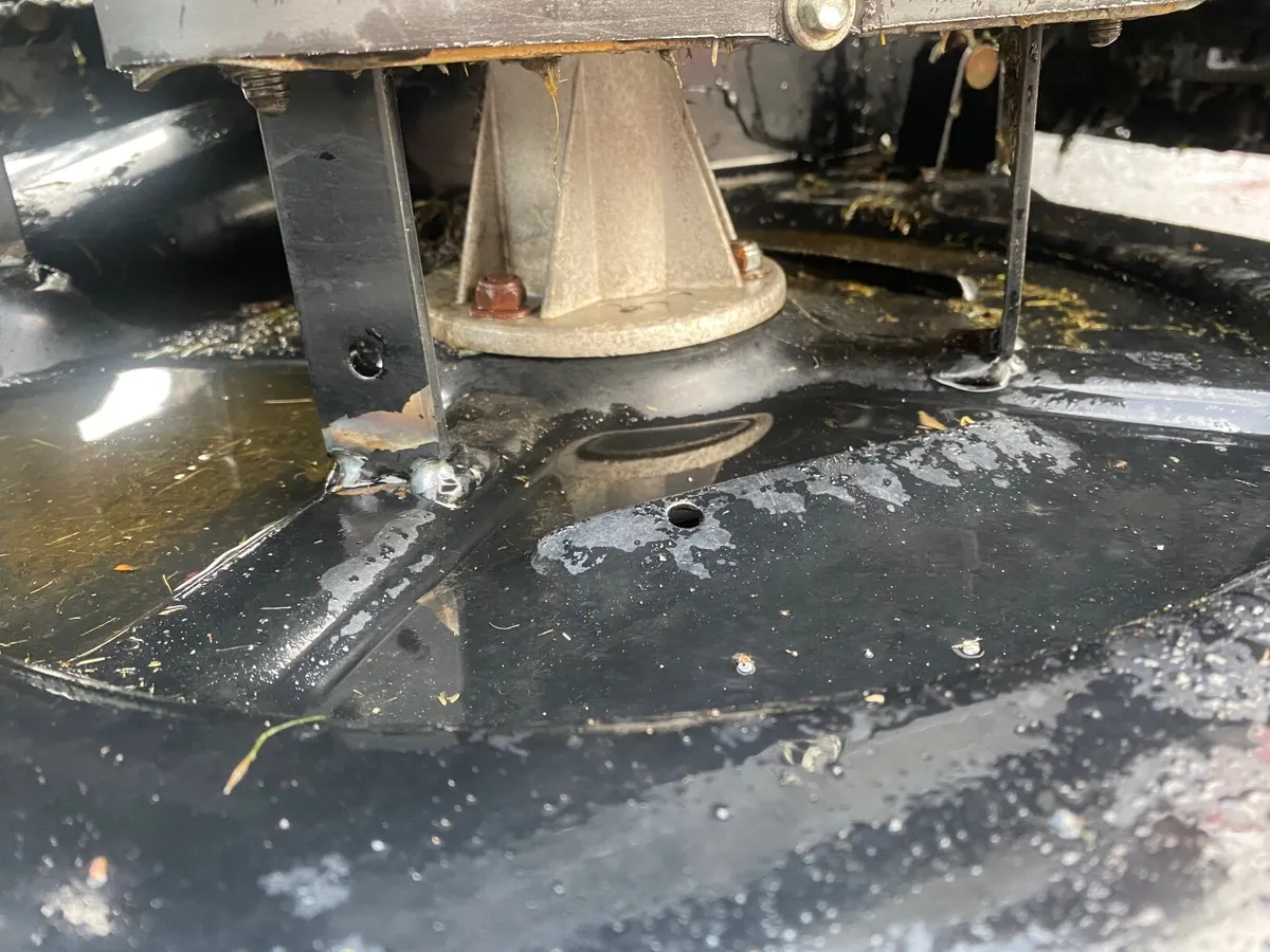 Ride on lawnmower. Over £1000 spent 48 cut deck - Image 3