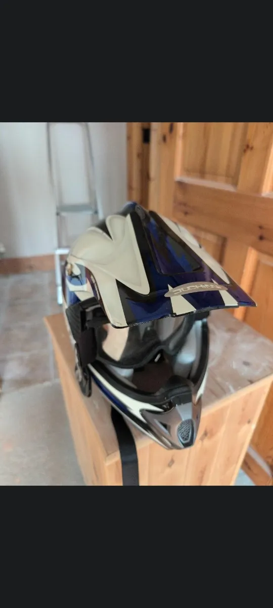 Subwoofer and helmets - Image 2
